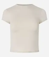 Blusa blanca de poliamida con cuello redondo y mangas cortas.