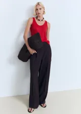 Top sin mangas de lino color rojo, con escote redondo y tirantes anchos, de corte recto.