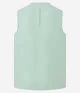 Musculosa deportiva sin mangas, color verde menta, con cuello redondo y un pequeño estampado centrado en el pecho con el texto "RUN CLUB".