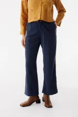 Pantalón sastrero azul con corte cropped y detalle de raya lateral color ocre.