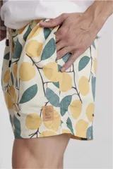 Short de baño celeste con estampado de margaritas amarillas y cordón ajustable en la cintura.