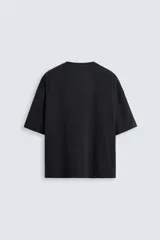 Camiseta de algodón de peso ligero, color verde musgo con efecto lavado, corte boxy fit y cuello redondo.