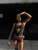 Top negro con escote drapeado y espalda descubierta. Incluye strapless y tul (separado).