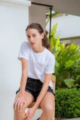 T-shirt de manga corta color blanco con bordado 'Kiss Me', confeccionada en algodón.