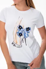 Remera blanca de algodón con estampado de piernas con zapatos de tacón y moño azul.