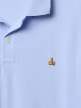 Remera polo blanca de piqué de algodón, con cuello clásico, tapeta de dos botones y logo de oso bordado en el pecho.