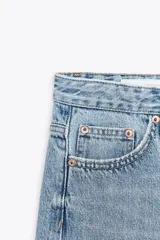 Pantalón de jean celeste de corte wide leg, tiro alto y largo hasta el tobillo.