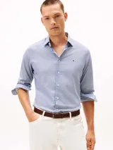 Camisa de manga larga Tommy Hilfiger de corte regular, color celeste con estampado geométrico integral.