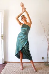 Vestido midi de satén azul eléctrico, con breteles finos, corte al bies y falda irregular con volados.