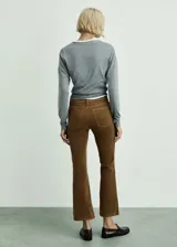 Pantalón de pana marrón, de corte bootcut y tiro alto.