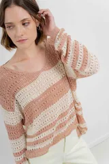 Sweater tejido calado a rayas horizontales anchas en color gris oscuro y crudo, con escote en V y corte recto.