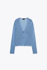 Chaqueta celeste de punto con escote en pico, manga larga y cierre frontal con botones.
