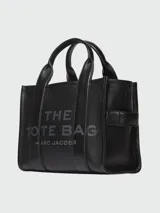 Bolso tote pequeño de cuero color negro, con doble asa corta y correa lateral. Estampado frontal con el nombre de la marca y el tipo de bolso.