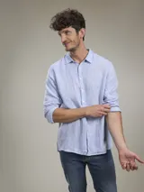 Camisa negra de lino, de manga larga y corte clásico.