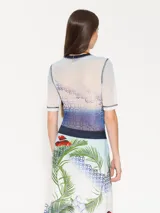 Top de punto con cuello redondo y mangas cortas. Estampado con palmeras, cubos de hielo y labios rojos.