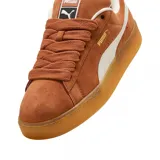 Championes Puma Suede XL color lila con detalles en blanco y suela color caramelo.
