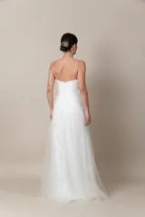 Vestido de tul blanco con detalles de bordado en el frente, escote corazón y finos breteles.