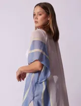 Kimono Barrington con estampado de rayas horizontales en tonos azul, rosa y dorado.