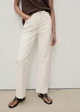 Pantalón de jean color crudo, de corte recto y tiro medio.