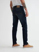 Jean slim de algodón, color azul profundo con corte ajustado.