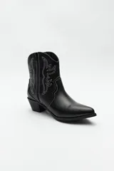 Botas texanas plateadas de caña baja con bordados negros a contratono y taco bajo.