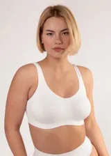 Soutien de microfibra color blanco, sin costuras, sin aro y sin copa, con breteles anchos y espalda deportiva.