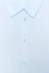 Camisa blanca de lyocell con cuello solapa, manga larga y bajo asimétrico. Cierre frontal con botones.