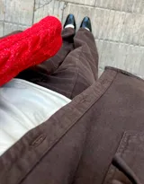 Pantalón de jean de corte recto y tiro medio-bajo, teñido en color chocolate. Confeccionado en denim bio con spandex y acabados biodegradables.