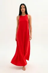 Vestido largo azul con cuello halter y corte evasé.