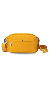 Bandolera color mostaza de nylon con correa larga regulable y desmontable. Tiene un bolsillo frontal con cierre, apertura superior con cierre y dos bolsillos internos.