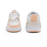 Championes urbanos Lacoste modelo L001 Leather Logo, color blanco con detalles en color durazno y gamuza color crema. Presentan el logo de la marca bordado en el lateral.