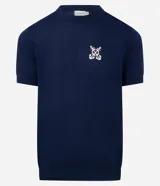Remera azul marino de viscosa con cuello redondo y mangas cortas. Presenta un bordado con motivos marineros en el frente. Corte regular.