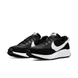 Championes Nike Waffle Debut negros con detalles en blanco y naranja.