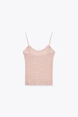 Top de encaje color rosado con tirantes finos ajustables y escote redondo.