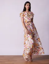 Vestido largo estampado de flores, marca Donna Ricco. Escote en V cruzado, mangas cortas con volados y lazo de ajuste en la cintura.