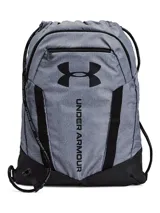 Mochila tipo saco Under Armour Undeniable Sackpack, color gris jaspeado con detalles y base en negro. Presenta el logo grande de Under Armour en negro en el frente, cierre superior y un bolsillo frontal con cierre. Las correas son de cordón negro con la marca repetida.