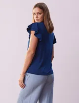 Blusa azul con cuello redondo, escote en V con aplique metálico y mangas cortas con volados en capas.