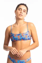 Top musculosa con estampado de hojas en tonos azul y naranja, escote recto, breteles elásticos y broche metálico.