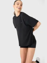 Remera negra oversize de tela fresca y cómoda, con logo pequeño estampado en el pecho.