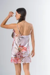 Camisón corto de seda estampada con breteles finos.