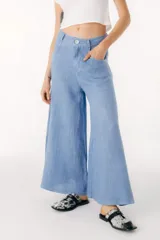Pantalón celeste de corte amplio y fluido, con bolsillos laterales y cintura alta.