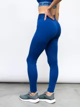 Calza deportiva negra con cintura alta con el logo de Umbro en gris.