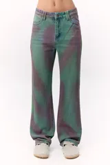 Jean de tiro medio con estampado en tonos verdes y morados, de corte wide leg.