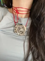 Gargantilla con cordón rojo ajustable y dije de rosa plateada.
