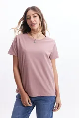 Remera celeste de algodón con cuello redondo y calce regular.