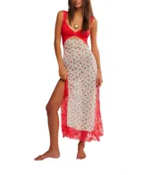 Vestido largo de malla liviana con estampado floral, escote en V, breteles finos y ribete de encaje rojo. Presenta abertura en el busto y tajo lateral.