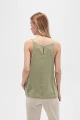 Musculosa color crema de bretel fino con apliques de cadena en los breteles y escote en V.