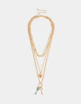 Set de tres collares dorados de diferentes largos, con eslabones de distintos tamaños. Incluye un dije de corazón y un dije de llave.