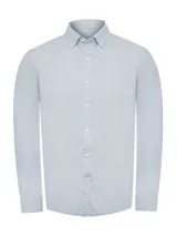 Camisa celeste de popelina de algodón orgánico, con cuello camisero, manga larga, calce moderno y logo bordado en el pecho.