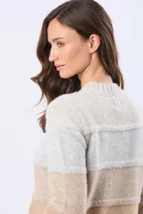 Buzo tejido de manga larga con cuello redondo y diseño de rayas horizontales en tonos pastel: gris claro, rosa pálido, lila y beige.